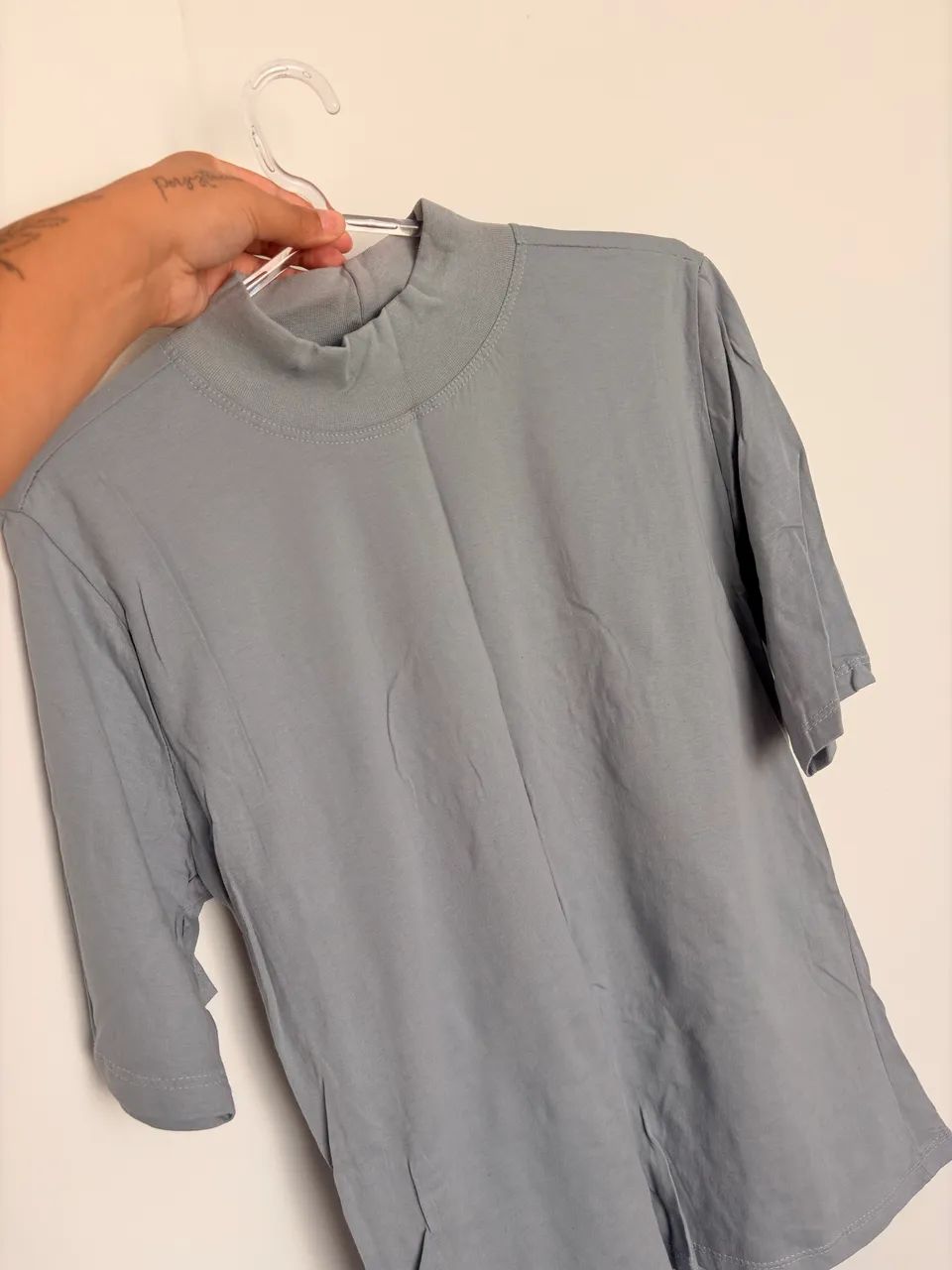 ROUPA, ÓCULOS, SALTO