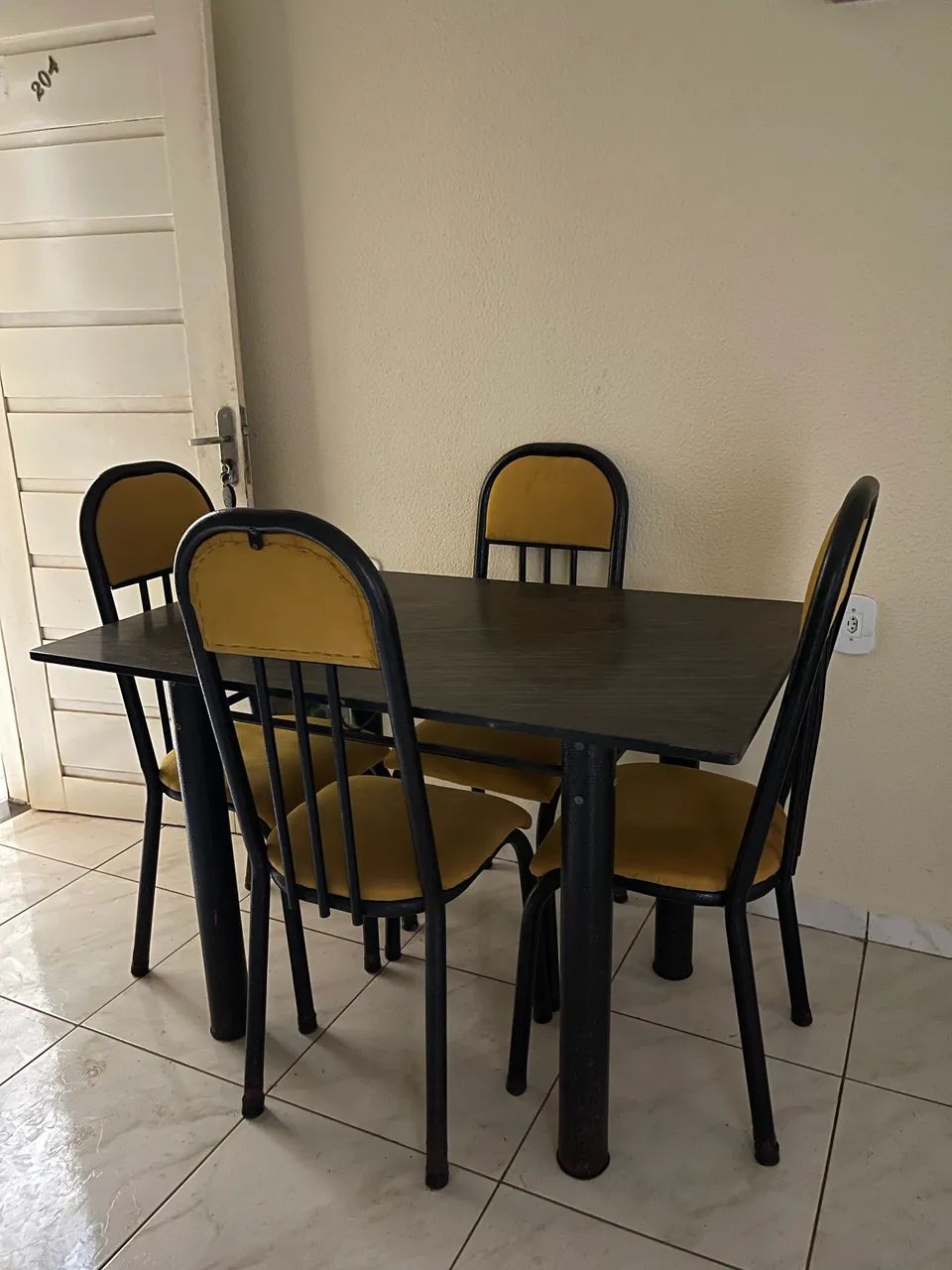 Mesa com 4 cadeiras 