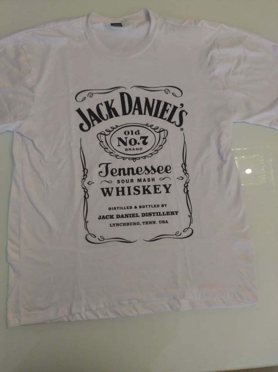 Camiseta branca com tema Jack Daniels 