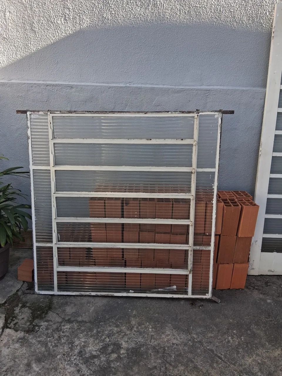 Vitro de aço, com vidros. 