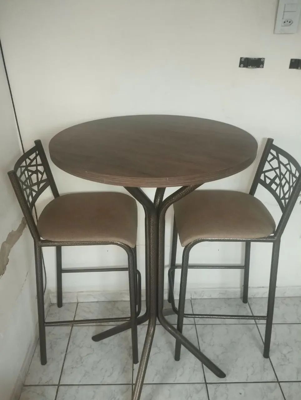 Mesa estilo bancada com 2 cadeiras 