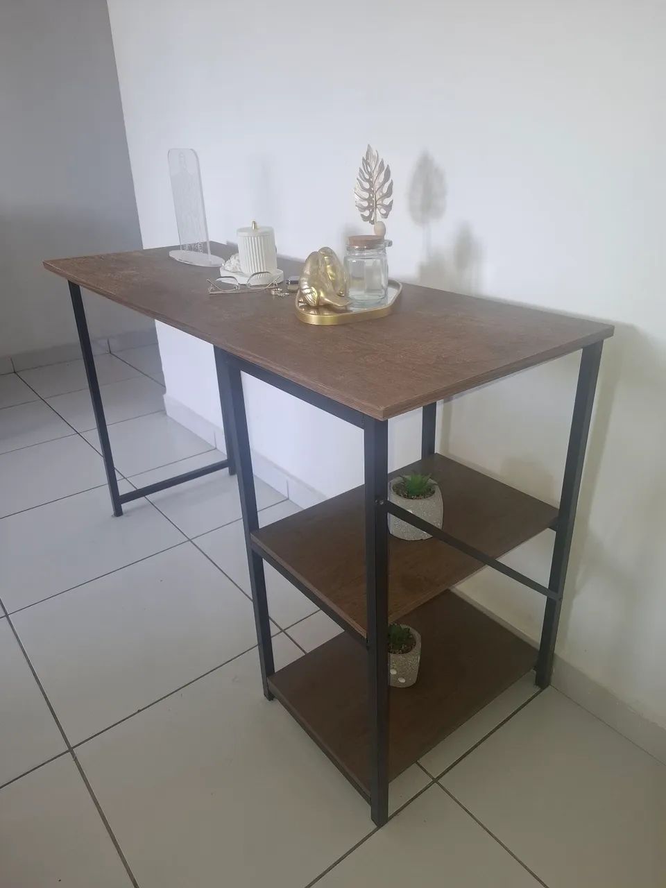Escrivaninha com prateleiras super conservada
