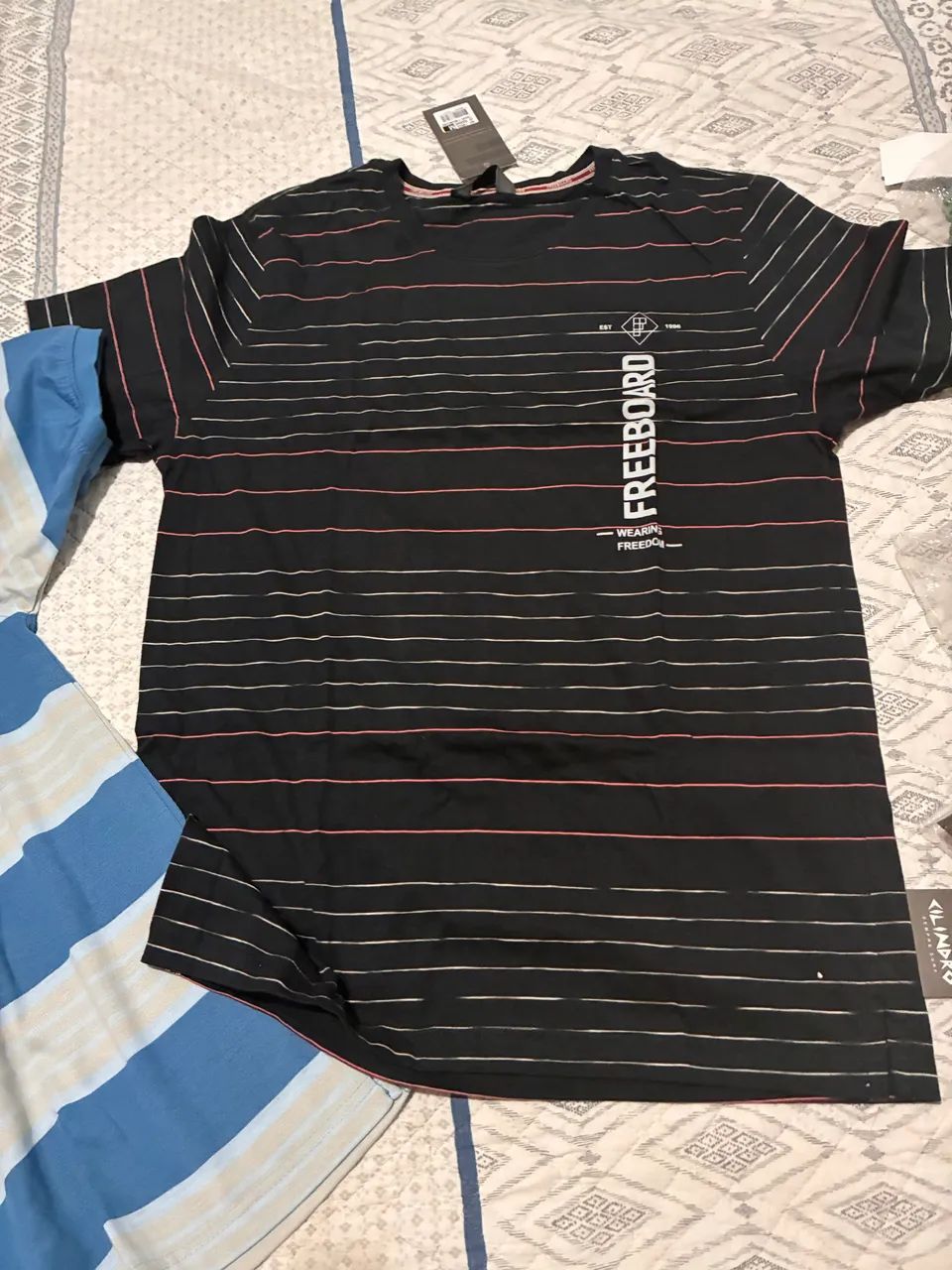 Bermudas e camisas tamanhos variados