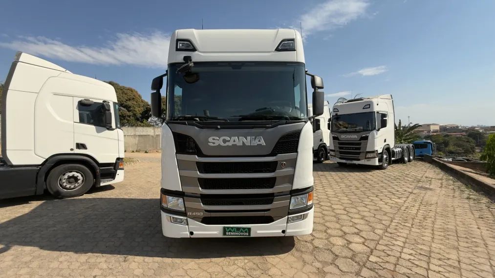SCANIA R450 A6X2 BRANCO.