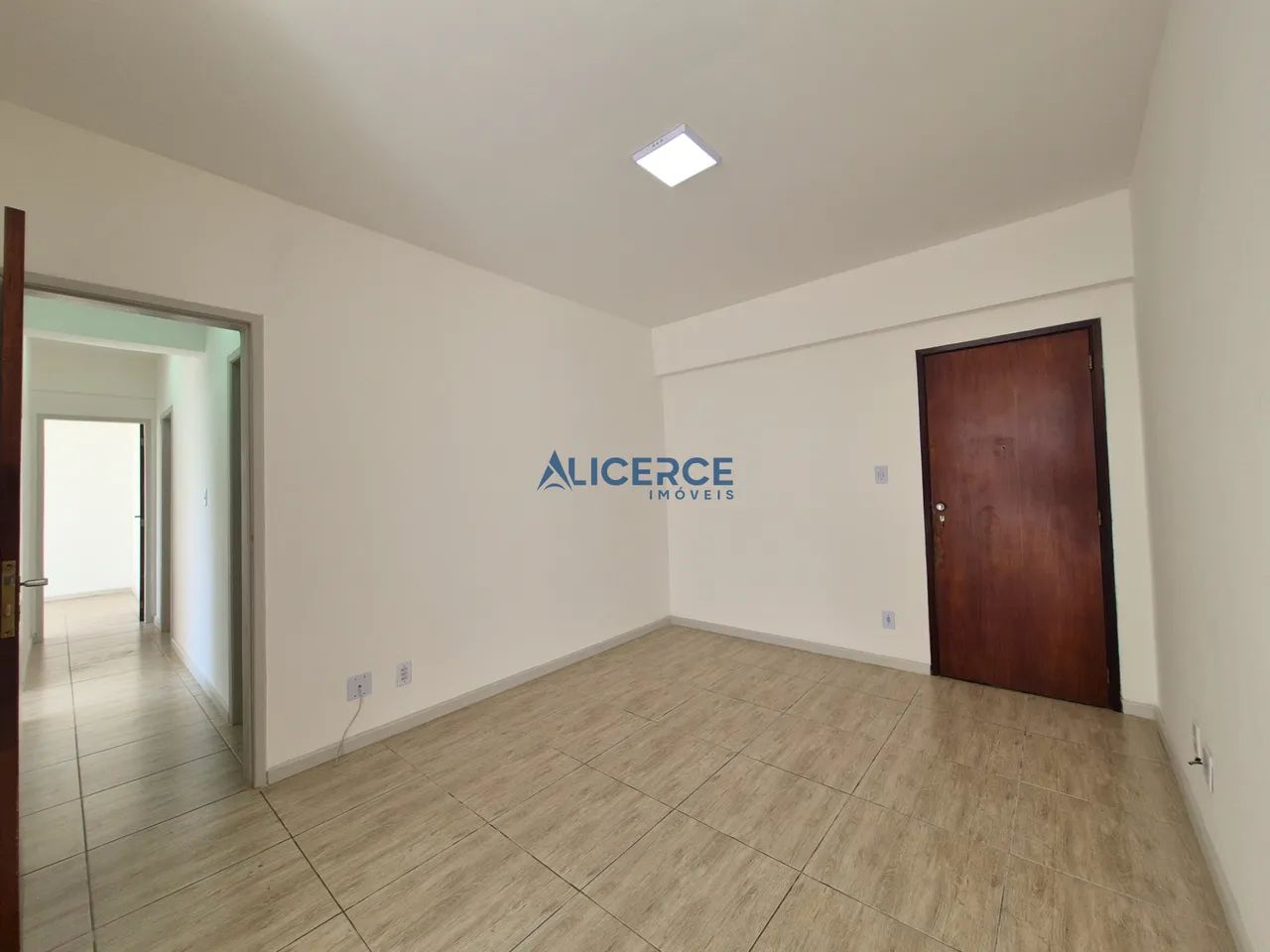 Apartamento à venda com 03 quartos, elevador e garagem no Centro. - Foto 3