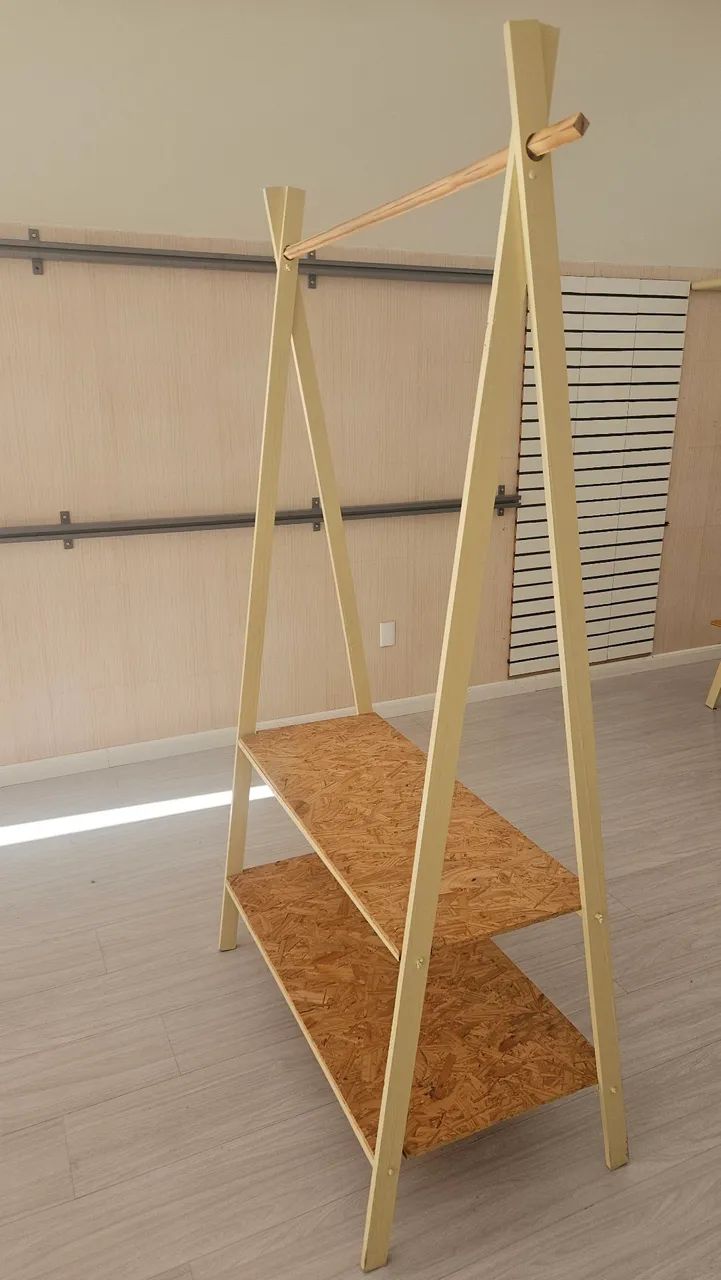 Arara Expositora com Prateleiras - Estilo Industrial | 1,95 x 1,00 m