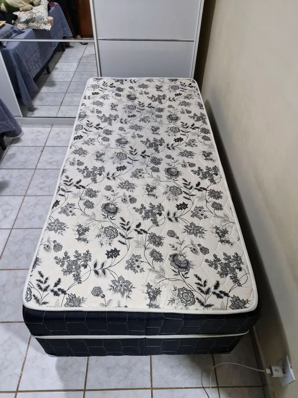 Vende-se 2 camas box de solteiro 
