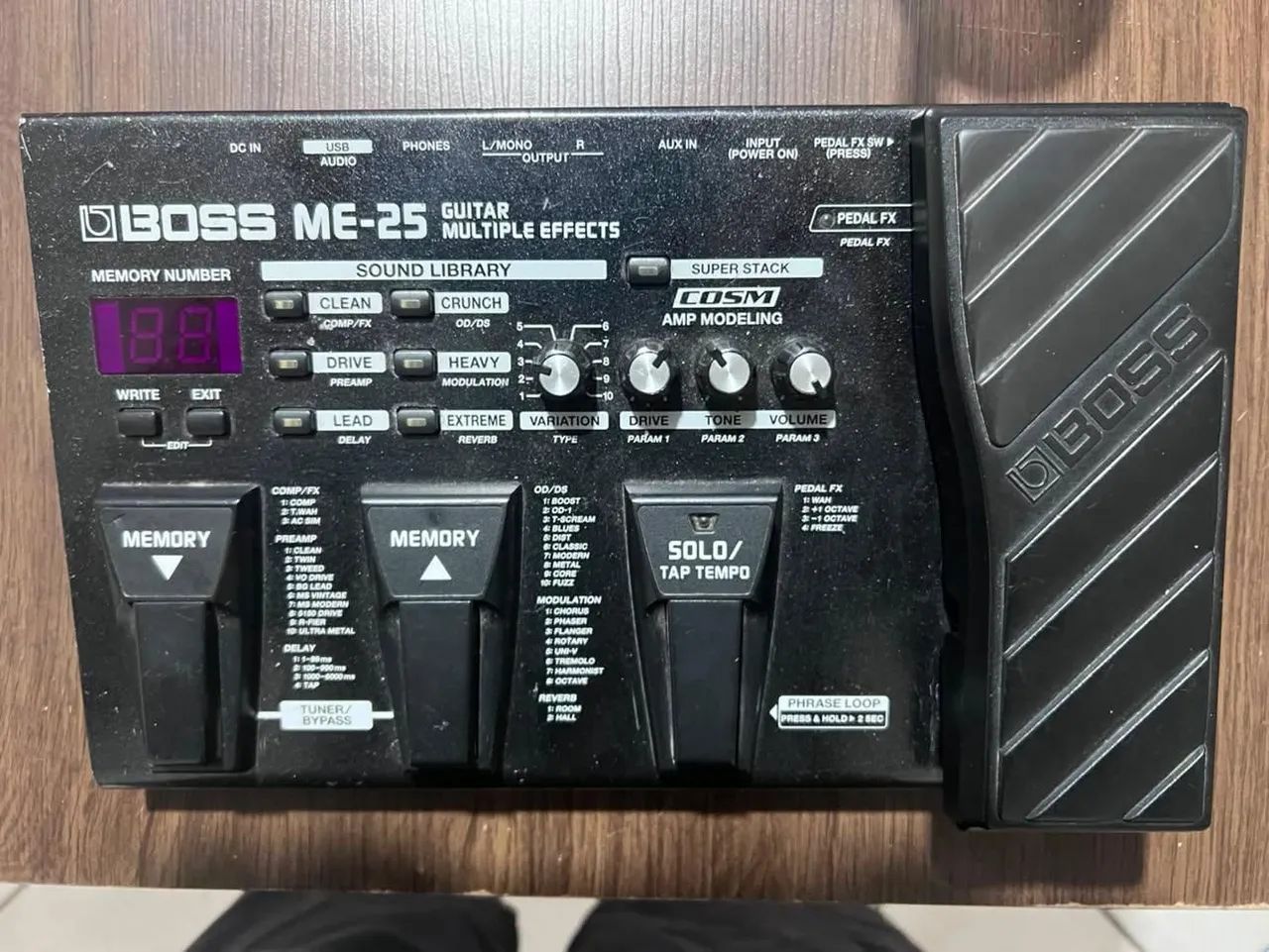 R$650 Pedaleira Boss me 25 com fonte 