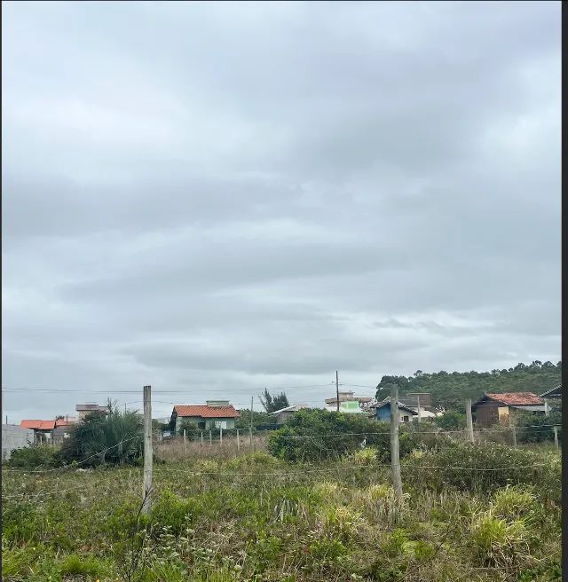 Terreno cercado em área urbana a 600m do mar. 