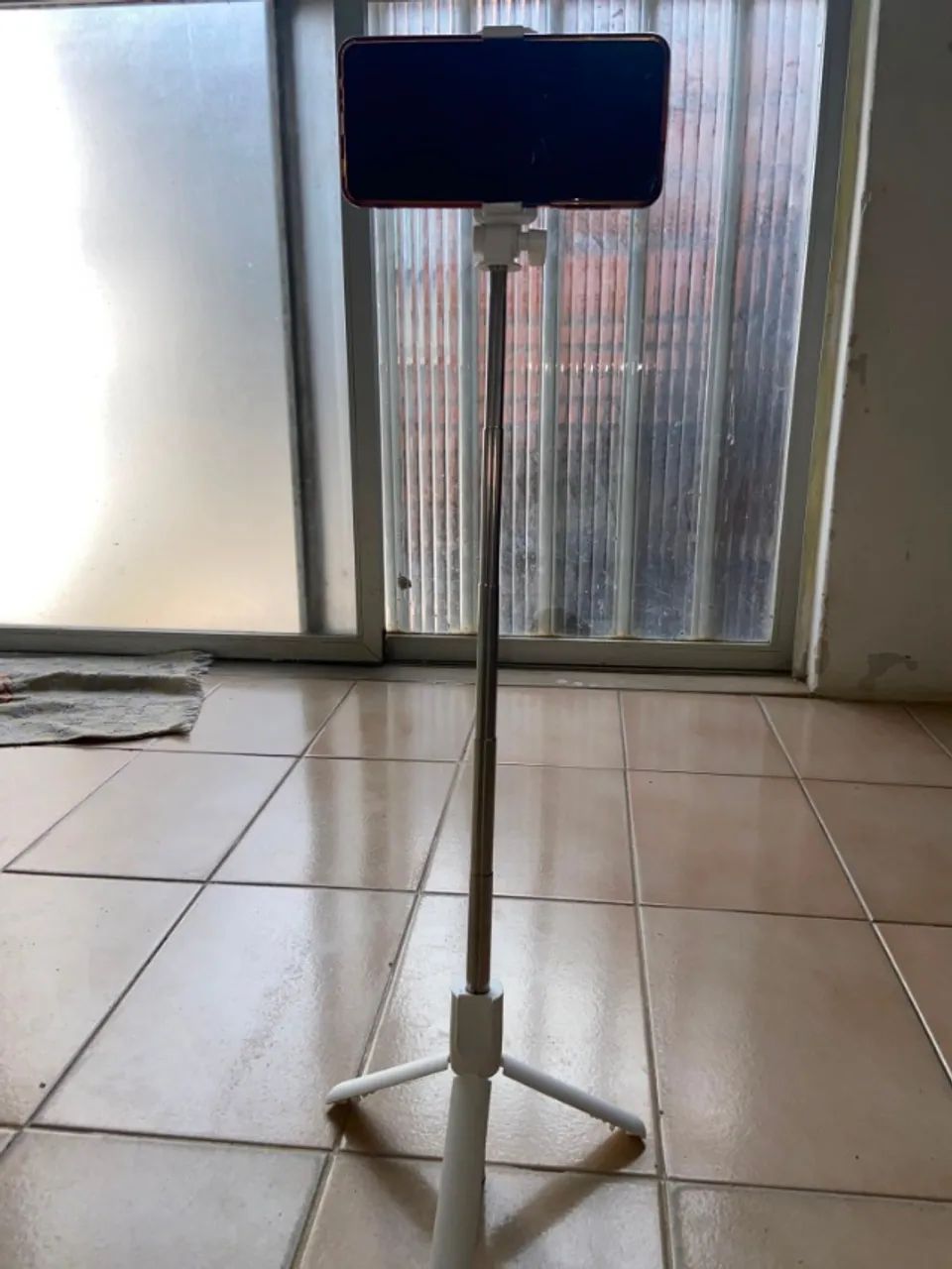 Bastão de Selfie Tripé e Controle Bluetooth - Foto 2