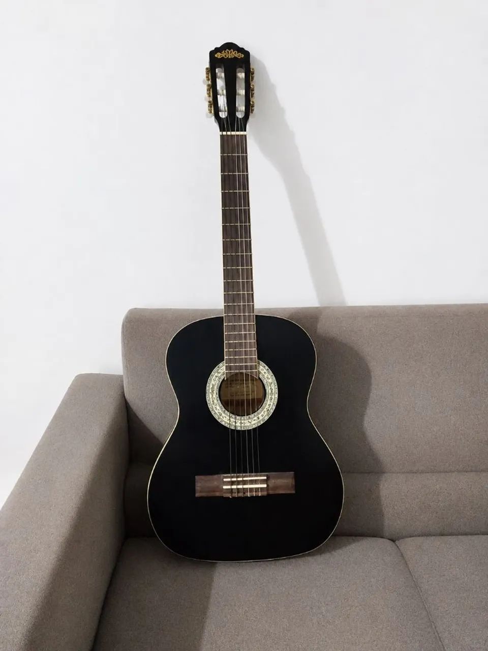 Violão pouco usado mais com alguns riscos 