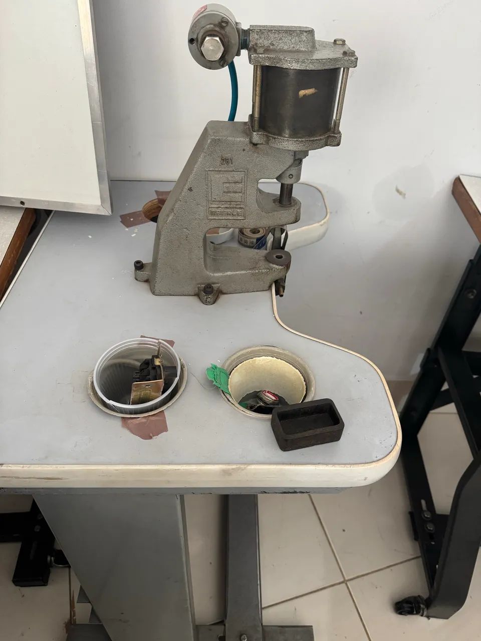Selling pneumatic button attaching machine