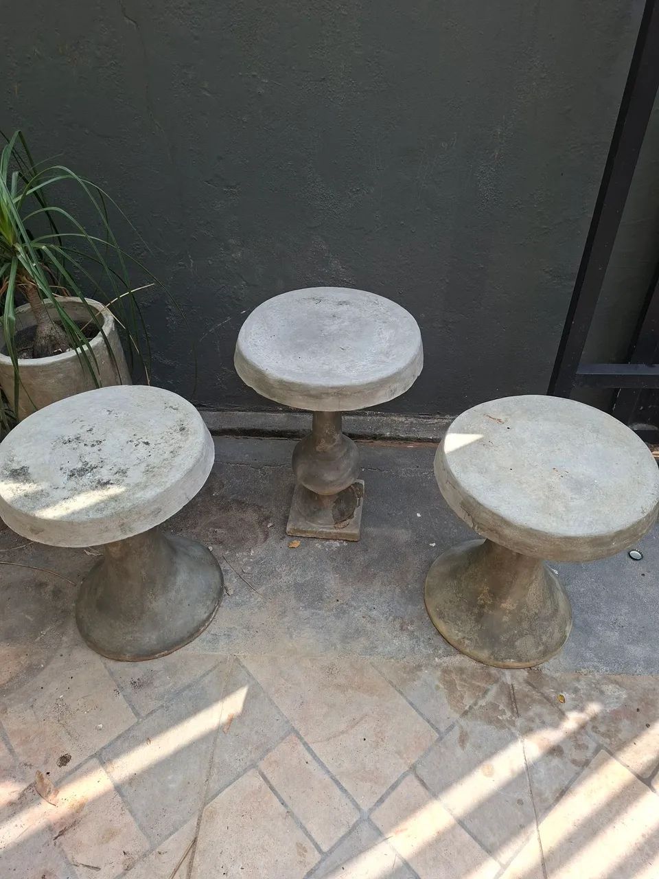 Mesinhas com banquinhos de cimento. 