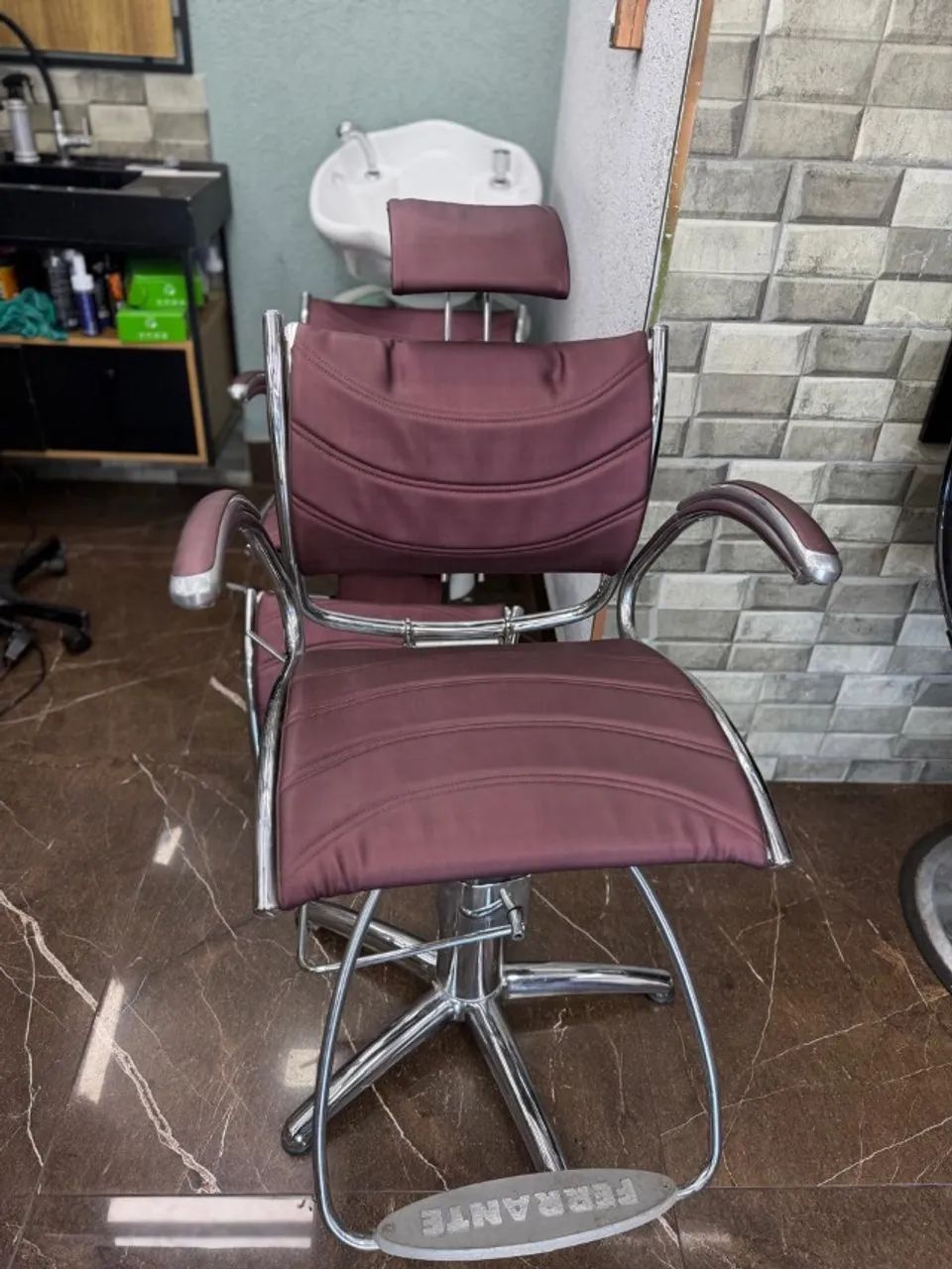 Salão  de cabeleireiro  vendo lavatório e cadeira de cabeleireiro marca Ferrante  - Foto 2