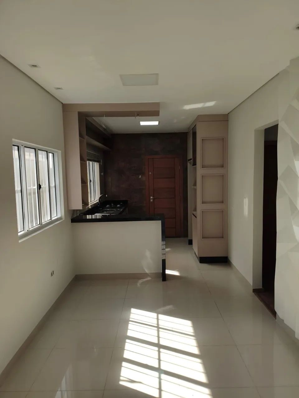 CASA PARA LOCAÇÃO | 1 SUÍTE + 2 QUARTOS, COZINHA MOBILIADA E JARDIM - Foto 4