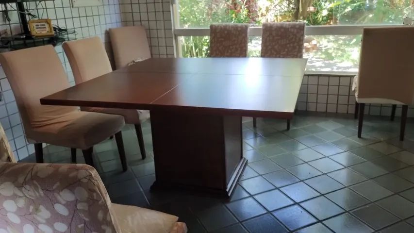 Mesa de jantar quadrada de madeira