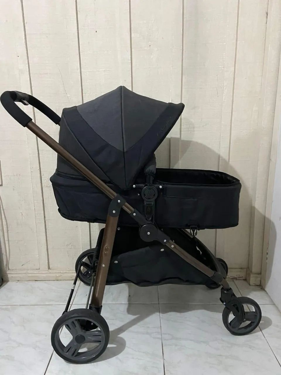 Carrinho de bebê com bebê conforto 