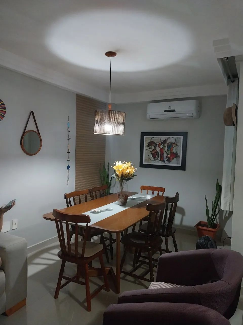 Mesa de madeira com cadeiras. Motivo mudança. - Foto 2