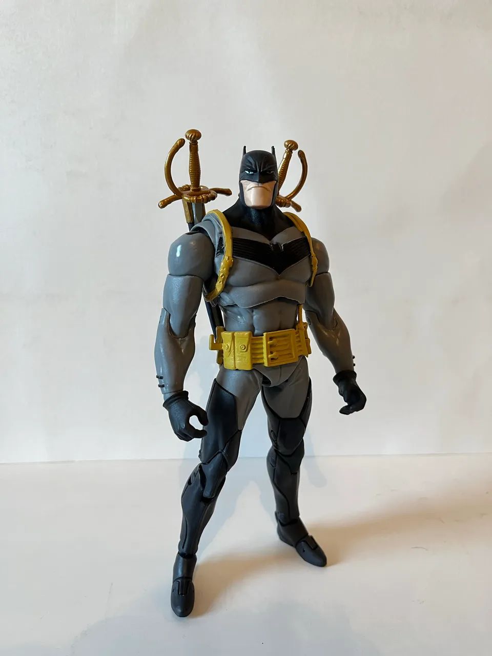 Batman - O Cavaleiro Branco - com espadas - McFarlane Toys 