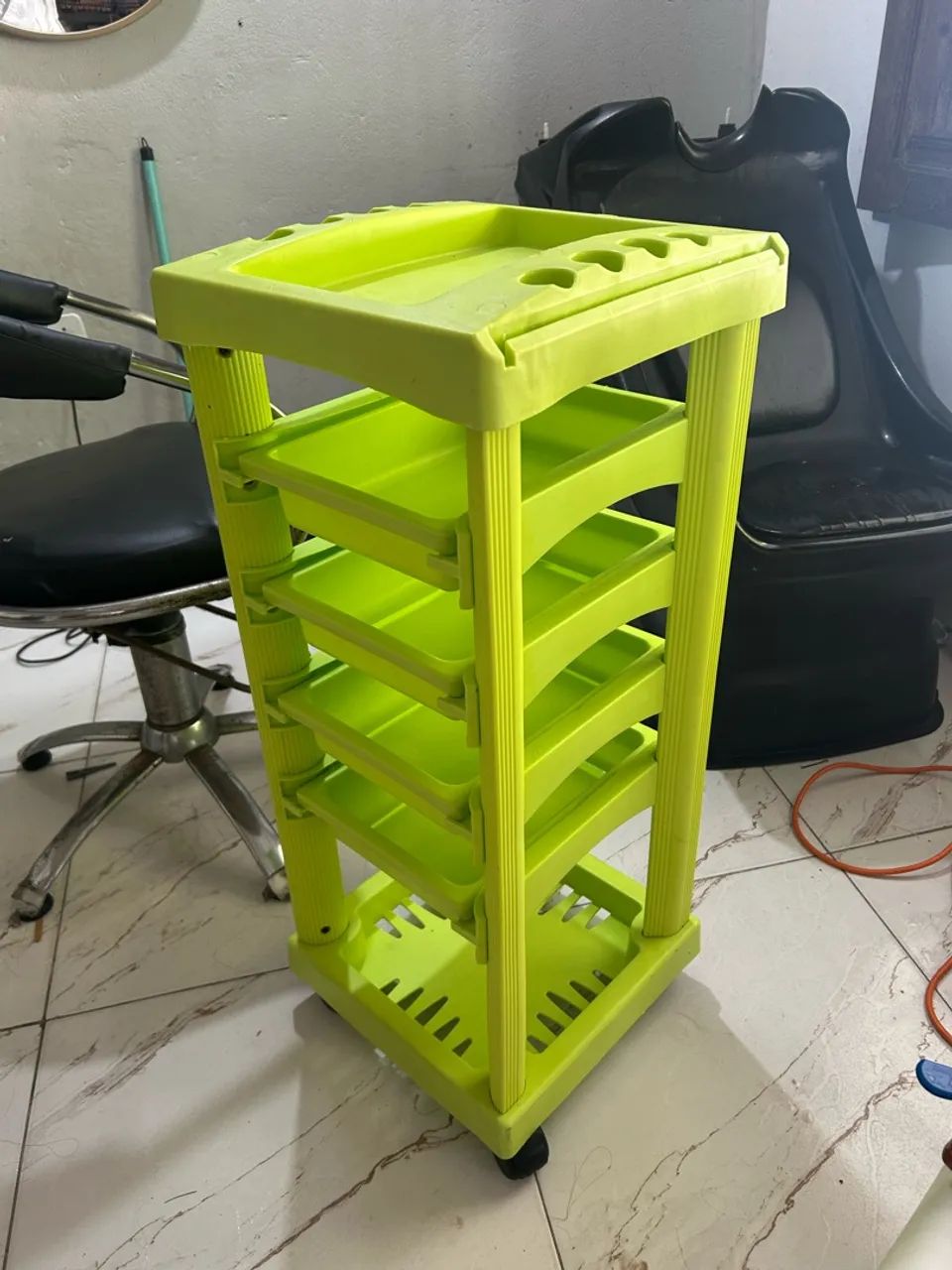 Carrinho auxiliar de salão