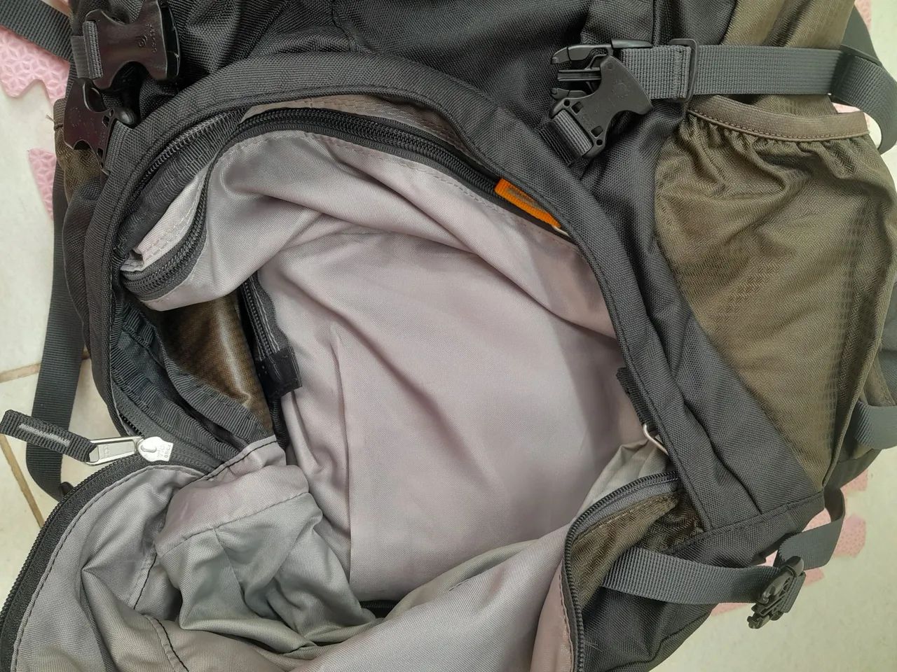 Mochila cargueira trilha deuter quantum 55+10 litros  - Foto 5