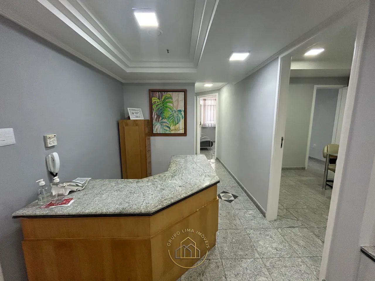 Sala comercial com 2 salas privativas, recepção 2 ambientes, cozinha e banheiro no Centro,