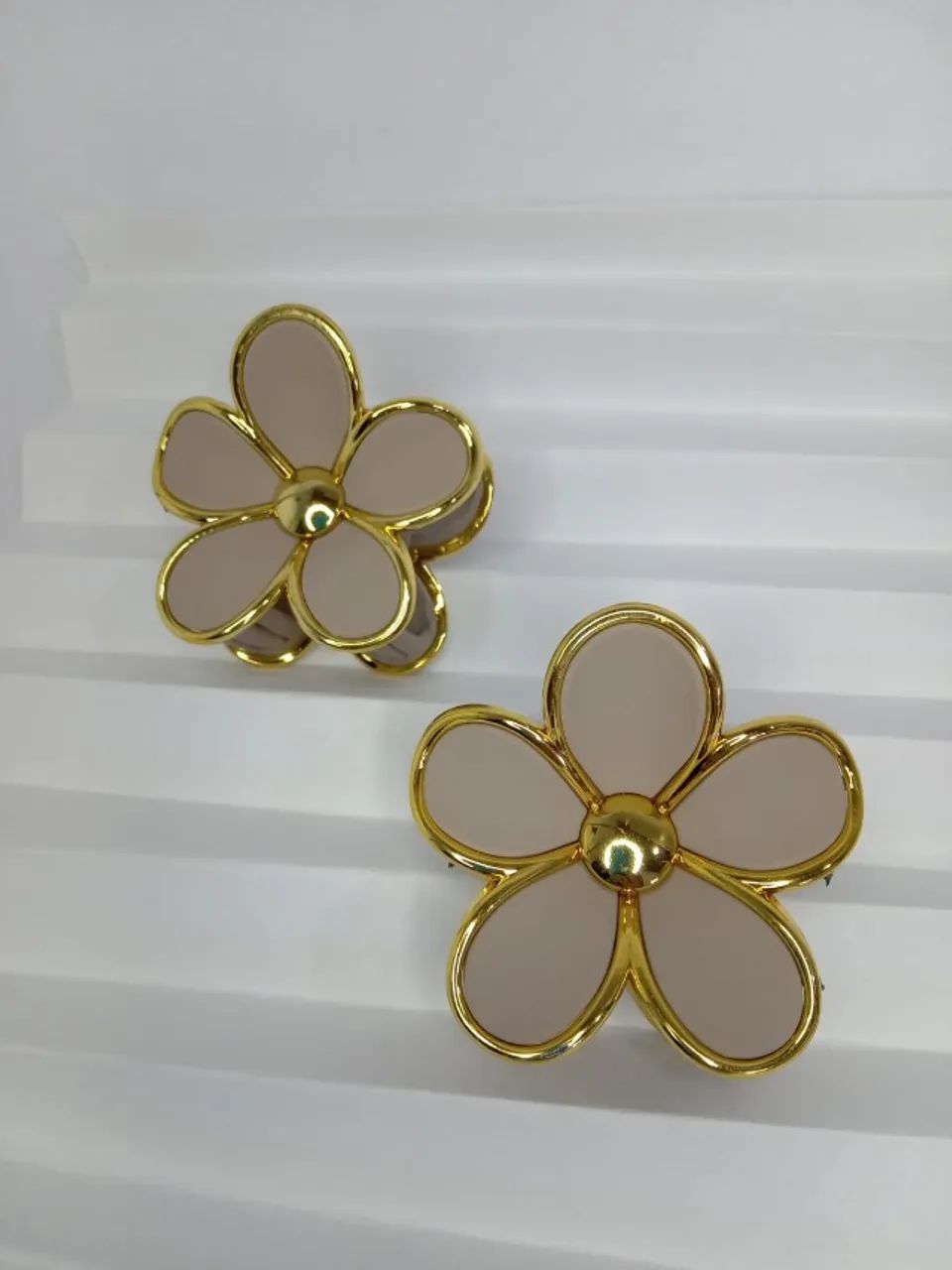 piranha flor para cabelo pregadeira bege