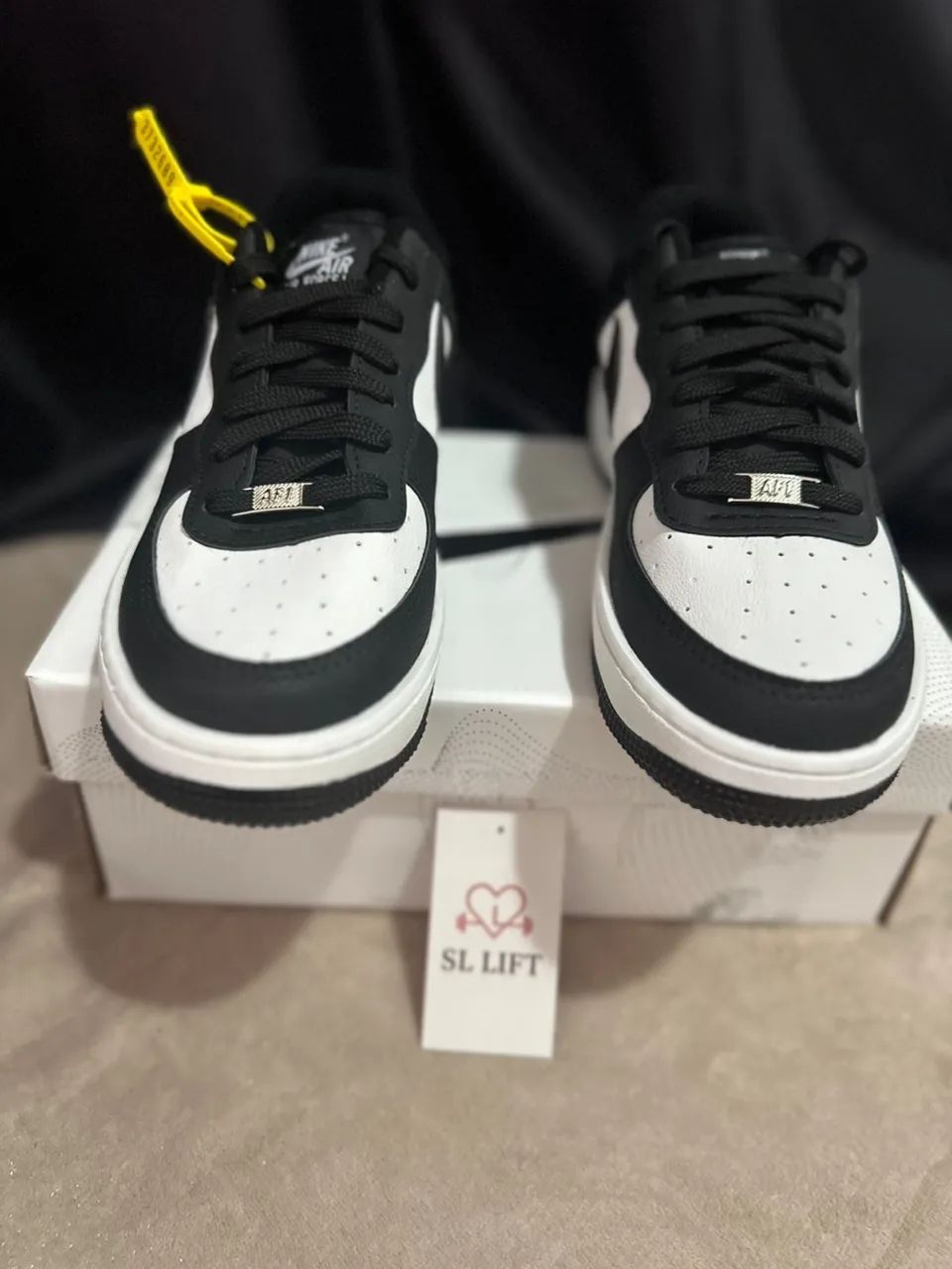 Vendo Tênis Air Force Branco com Preto  - Foto 2