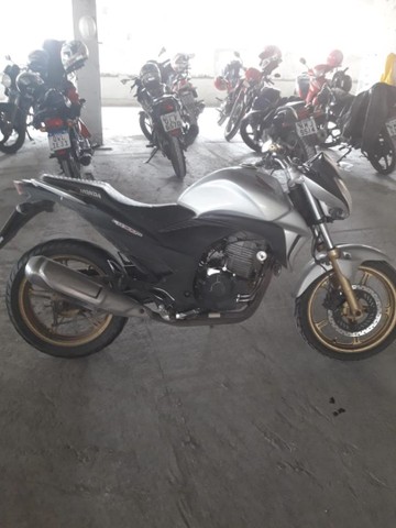 ESTOU VENDENDO ESTÁ MOTO HONDA CB/300R MODELO 2010
