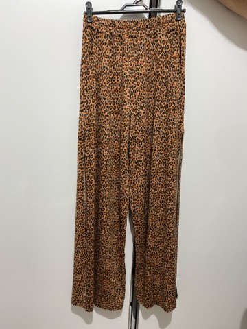 Calça pantalona com fenda oncinha.