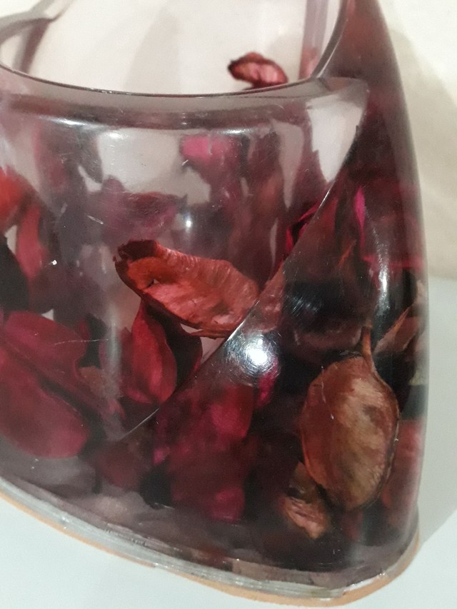 Porta canetas de acrílico com pétalas dentro imersas em água  - Foto 4