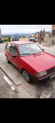 Carro semelhante ao Fiat Uno é cortado ao meio