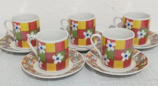 5 xicaras com 5 pires em porcelanas - Foto 3