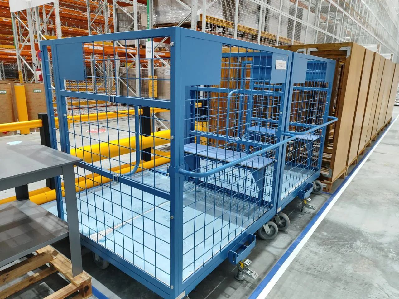 Carrinho gaiola com seis rodízio base de metal e alumínio