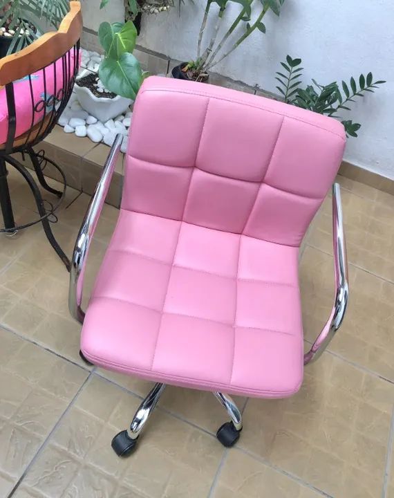  Cadeira Rosa, Couro ecológico, base aranha cromada com rodas - Foto 5