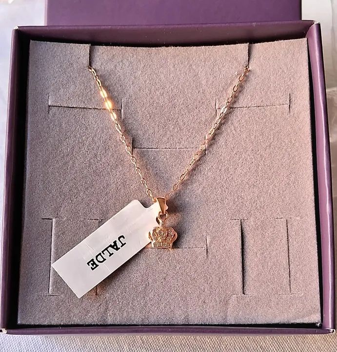 Colar feminino com pingente de coroa