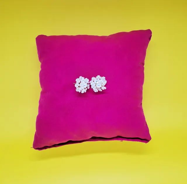 Par de Brincos Feminino - Flores Brancas com Pérola