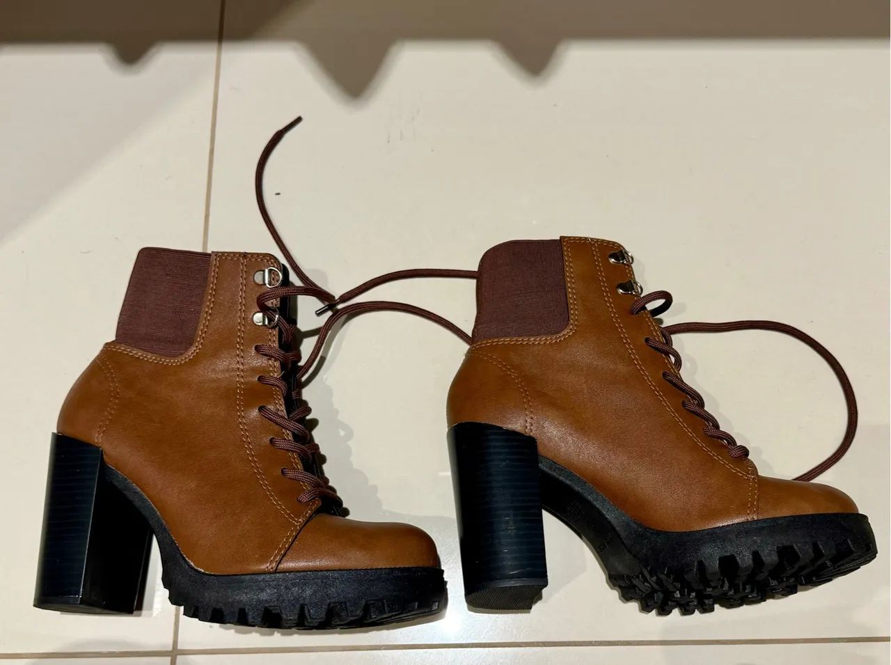Botas de cano curto marrom - Foto 3