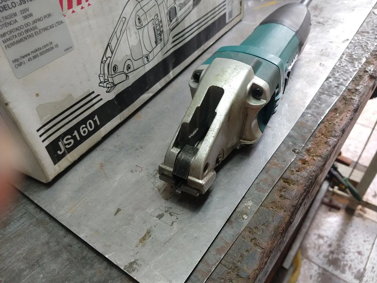 Tesoura elétrica de corte reto Makita 