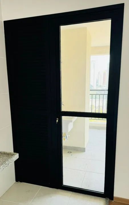 Porta preta alumínio com vidro