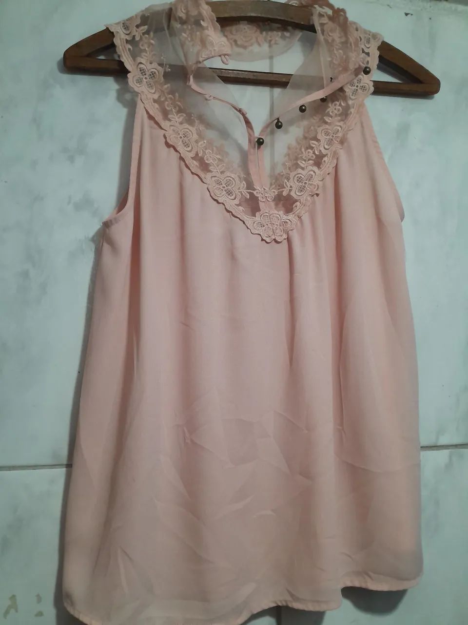Blusa feminina rosa com detalhes em renda