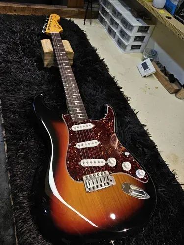 Guitarra Squier Classic Vibe - Já com Updates (caps Perfect Tone e ferragens Gotoh) - Foto 2