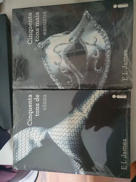 Kit -Cinquenta Tons Mais Escuros e Cinquenta Tons de Cinza - E. L. James - Foto 2
