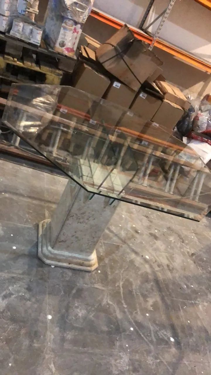 Mesa de vidro com base de mármore