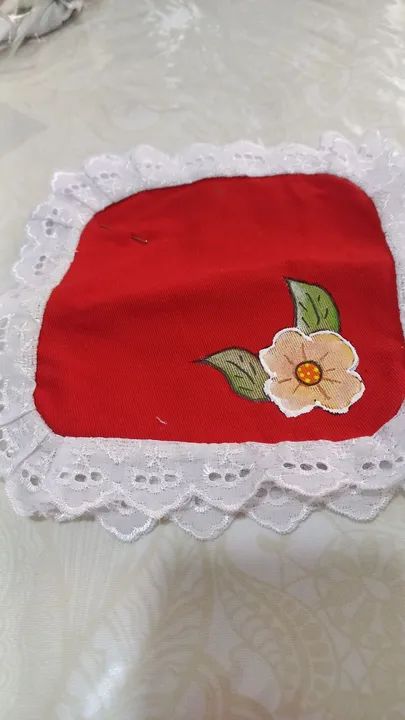 Toalinha vermelhas  com flôr   e renda branca