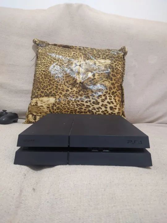 PS4 EM PERFEITO ESTADO COM 5 CONTROLES  