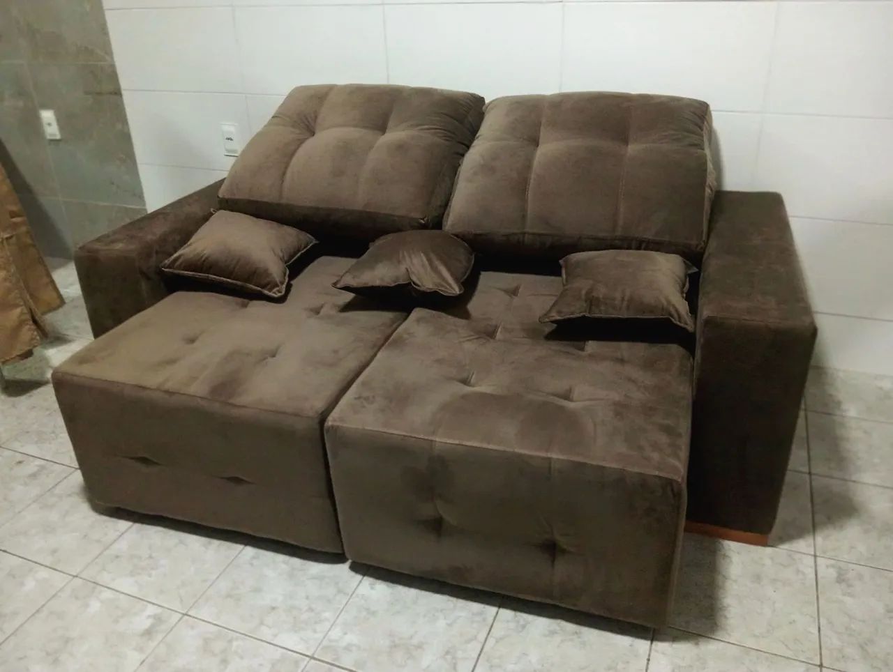 SOFÁ RETRÁTIL E RECLINÁVEL MARROM - Foto 4