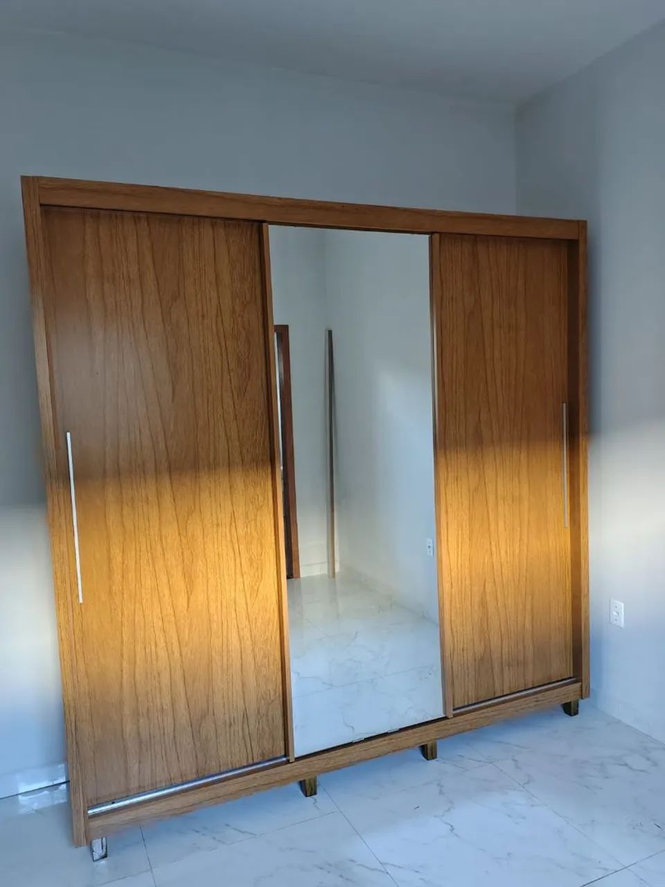 Guarda-roupa 100% mdf com 3 portas e espelho 