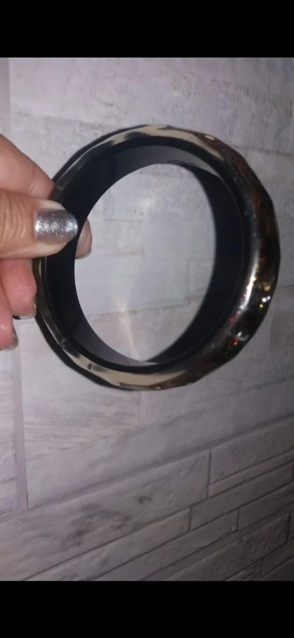 Pulseira de resina preta com detalhes