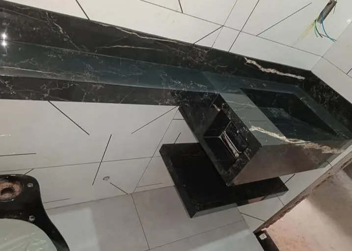 Pia de porcelanato preto para banheiro